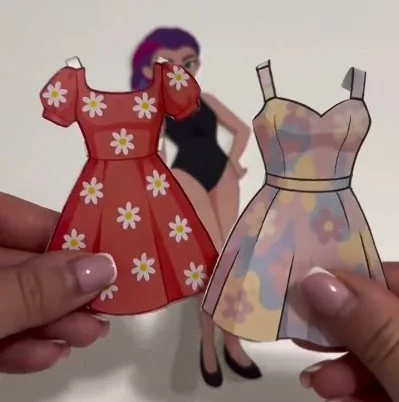 Cliente mostrando vestidos recortados